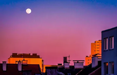 Vollmond über der Stadt