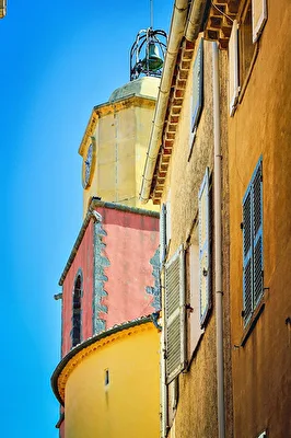 Farbenfrohe Gassen von Saint-Tropez