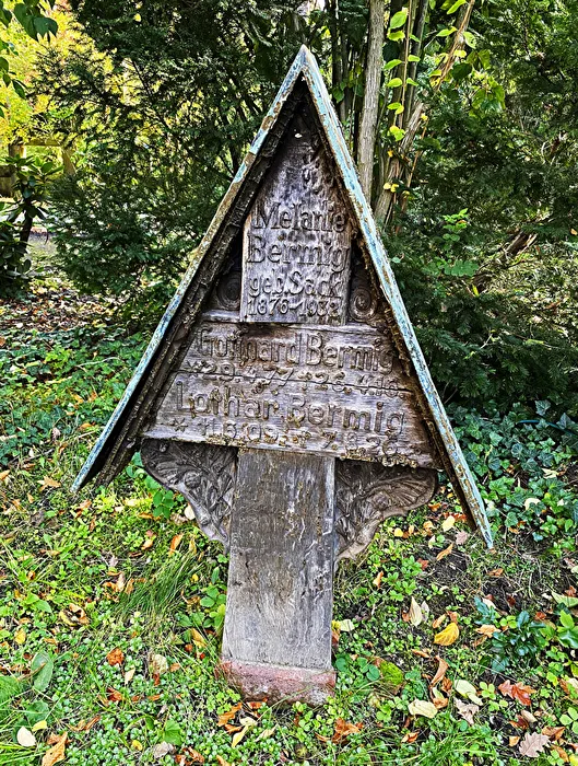 There are also very small grave markers.