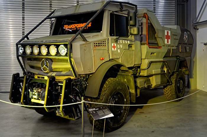 Mercedes - Benz Unimog  U 5023 " Mound "