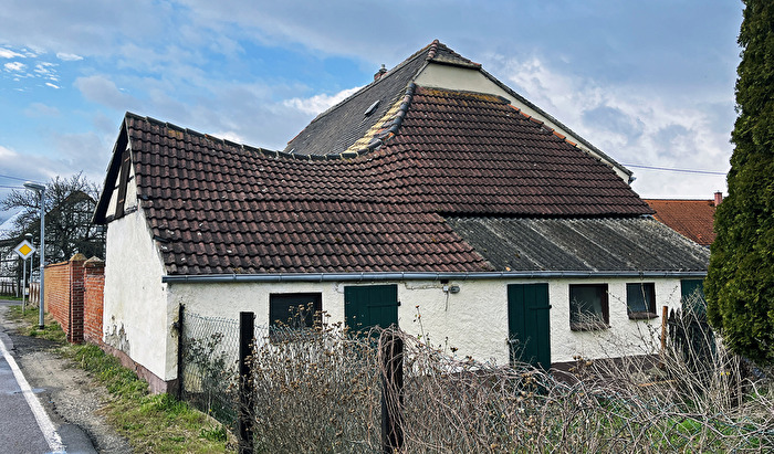 Das Haus mit dem elegant geschwungenen Dachfirst…