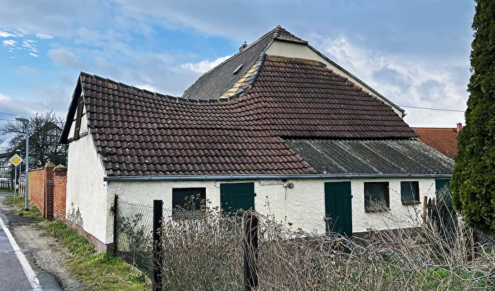 Das Haus mit dem elegant geschwungenen Dachfirst…