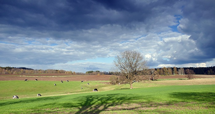 Wolkenstrasse über Land