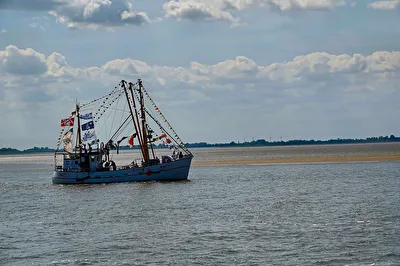 Meer- Schiff mit vielen Flaggen auf der Nordsee