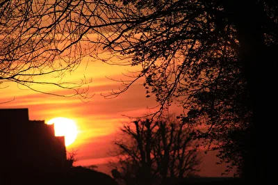 Sonnenaufgang hinter der kleinen Siedlung