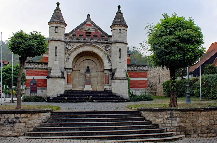 Das Jahn-Denkmal und die Jahn-Turnhalle