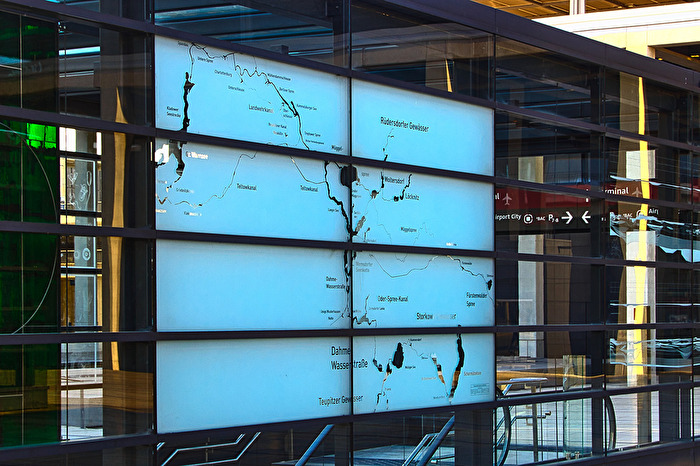 Glas und Kunst - und doch informativ - am BER