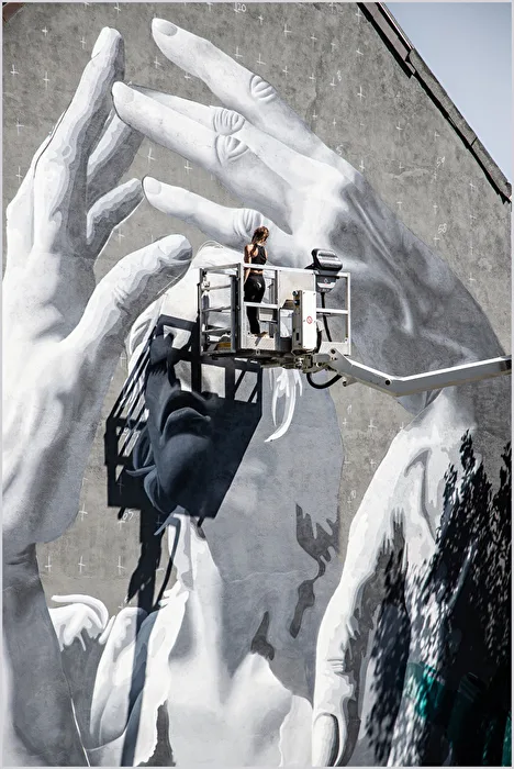Murales Künstlerin bei der Arbeit