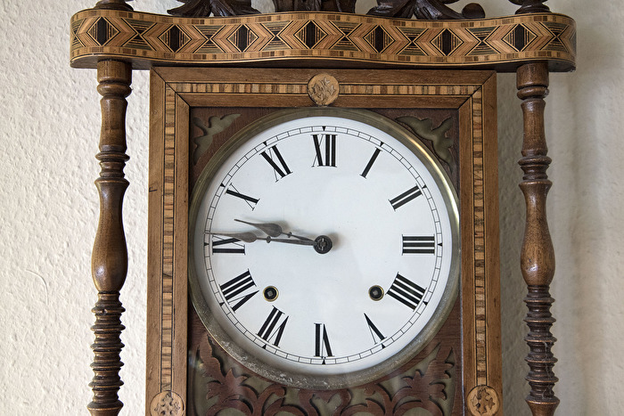 X - Uhr mit römischen Ziffern