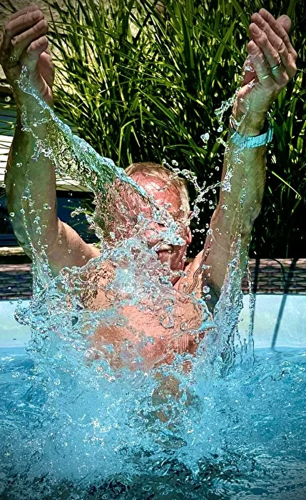 35 degrees outside temperature, 23 degrees in the pool