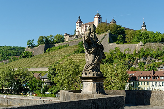 St. Kilian  und Festung Marienberg