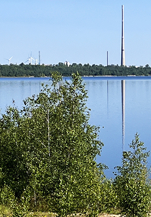 Zwenkauer See (Braunkohletagebauloch), im Hintergrund etwas Industrie
