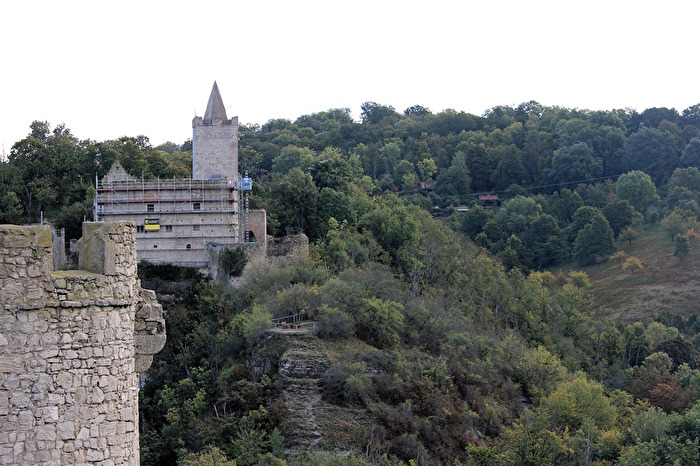 Landschaftsgebilde zwischen zwei Burgen