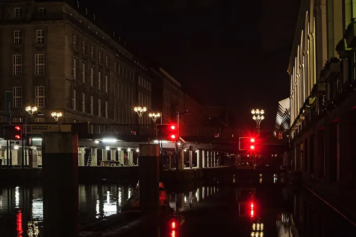 Die Rathausschleuse der Alster