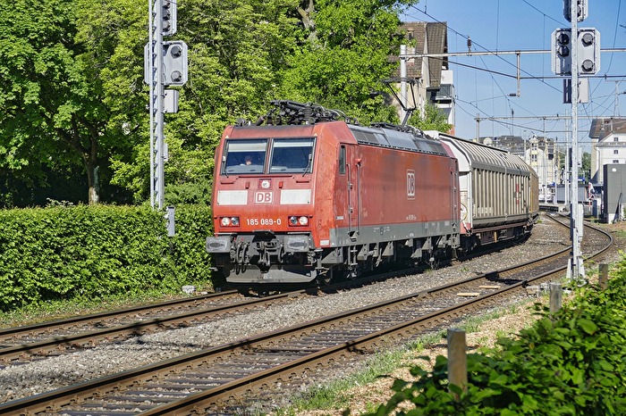 DB-Lok auf schweizer Gleisen