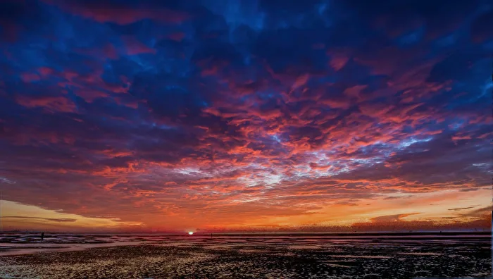 el sol se hunde en el mar de Wadden