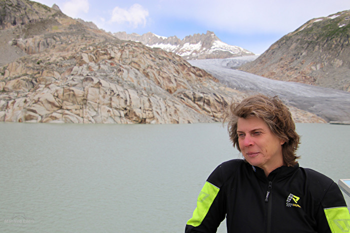 Andrea am Gletscher in der Schweiz