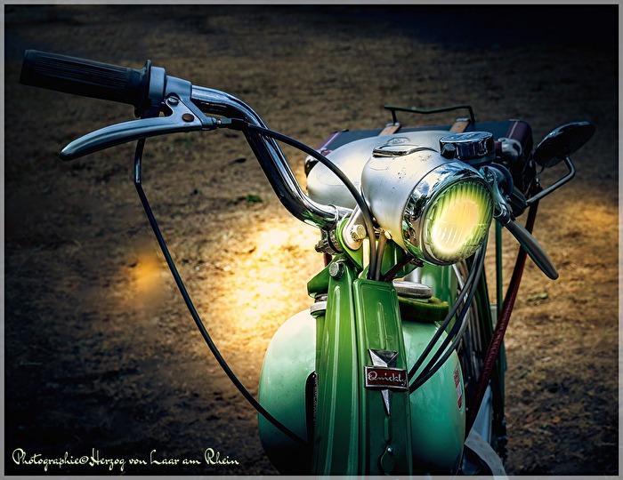 Moped im Rampenlicht. . . mit M u s i k. . .