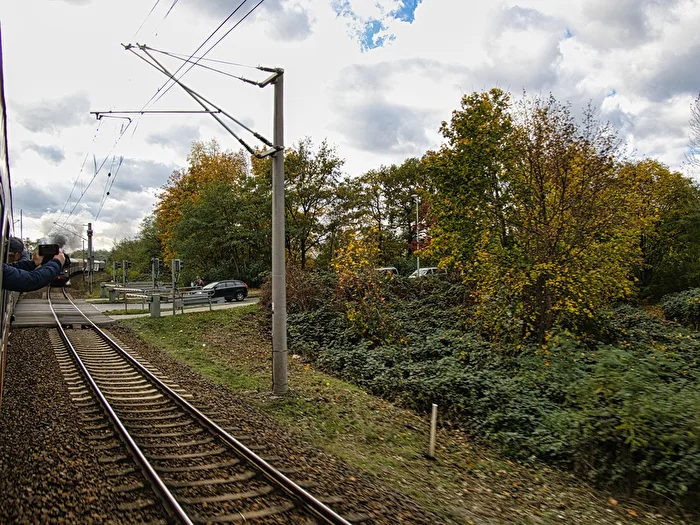an der Schranke warten