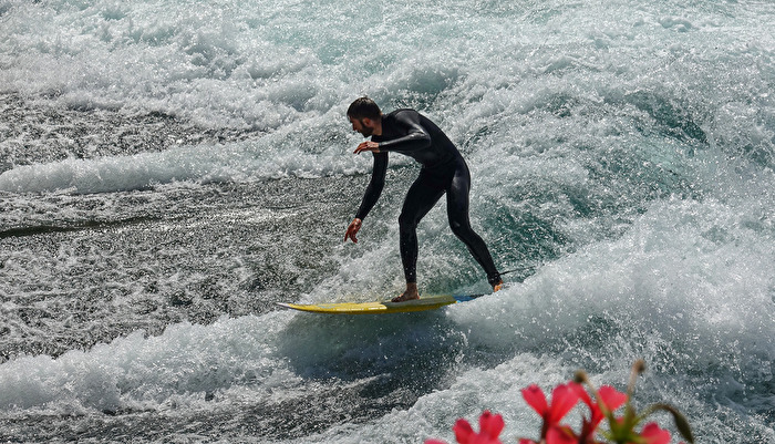 Surfen in einer Welle am Wehr