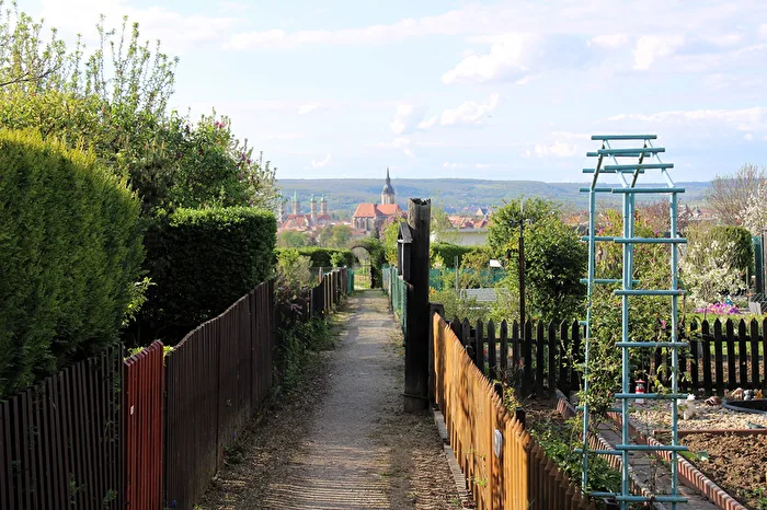Gartenanlage im April