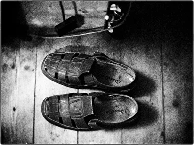 Les vénérables sandales du vieux photographe à une heure tardive.