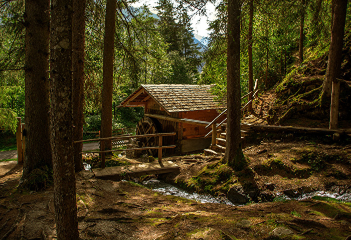 Alte Mühle im Wald beim Gartl-Wasserfall