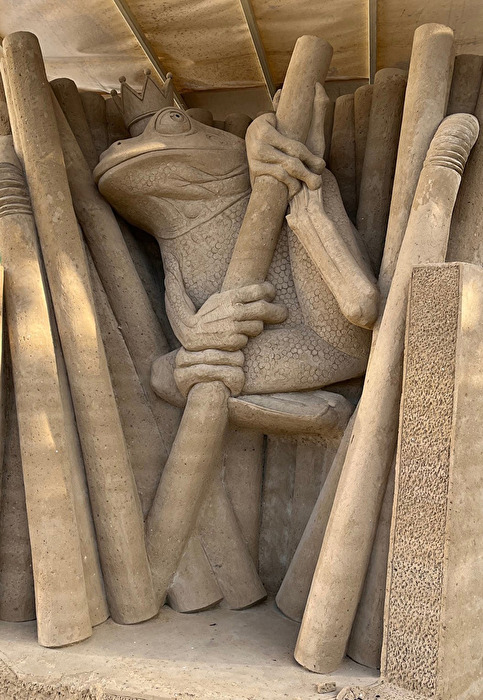 Märchenhaft  / Sandskulptur: der Froschkönig