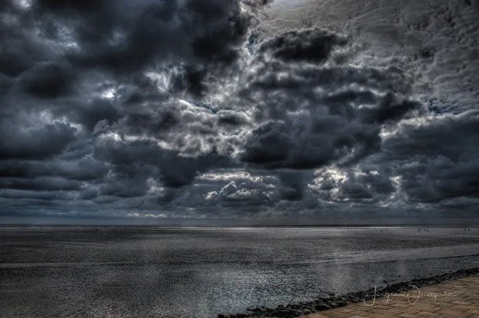 Unter schwerem Himmel