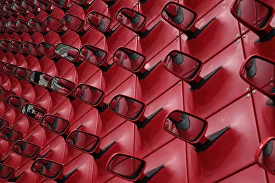 viel Rot in Wand in der Auto Stadt Wolfsburg mit Strukturen aus Spiegeln