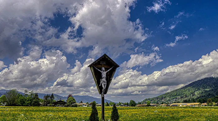 Altes Wegkreuz und Wolken