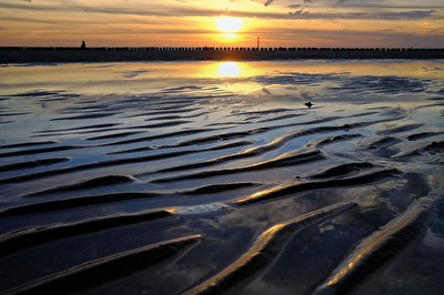 Sundown gespiegelt im Watt.