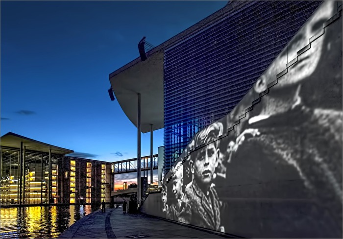 Berlin 2015 - Videoprojektion zur Geschichte der BRD
