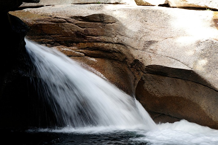 Wasserstrahl oder Wasserfall in Langzeitbelichtung