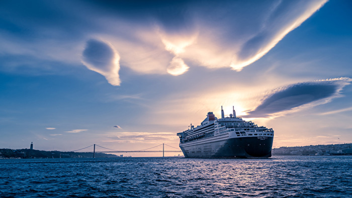 Wolkenspiel QM2 in Lissabon