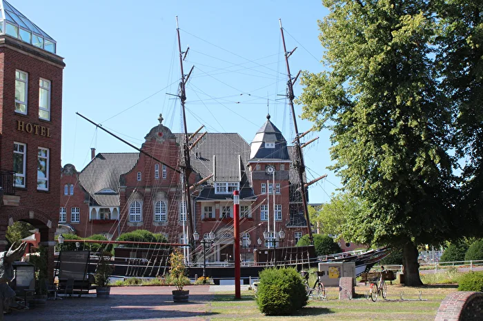 Die Friederike von Papenburg vor dem Rathaus,
