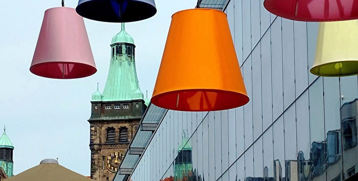 Bunte Lampen vor dem neuen Rathaus in Chemnitz, Kulturhauptstadt 2025
