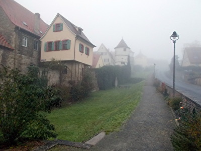 Dettelbach, ein Haus auf der Stadtmauer