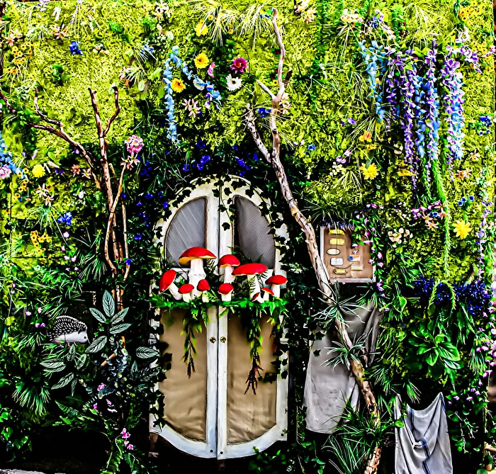 Arrangement von Blumen und Pilzen