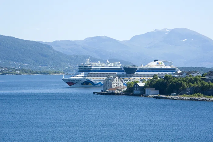Globetrotter with cruise ship