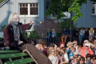 #flugmoment | #theater | °... vögel füttern. | teatro só. sómento: einsamkeit im alter [1|4]