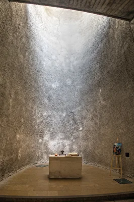 Schlichter Altar im Rundturm der Le Corbusier-Kapelle