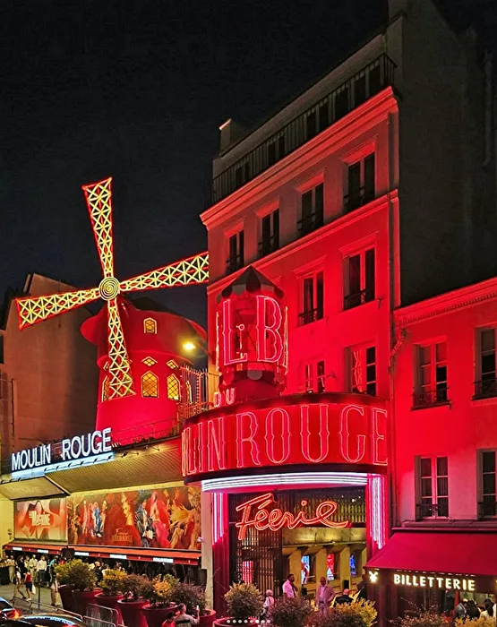 Kabarett Moulin Rouge in Paris bei Nacht