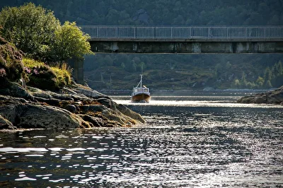 norwegisches Holzboot auf der Heimfahrt