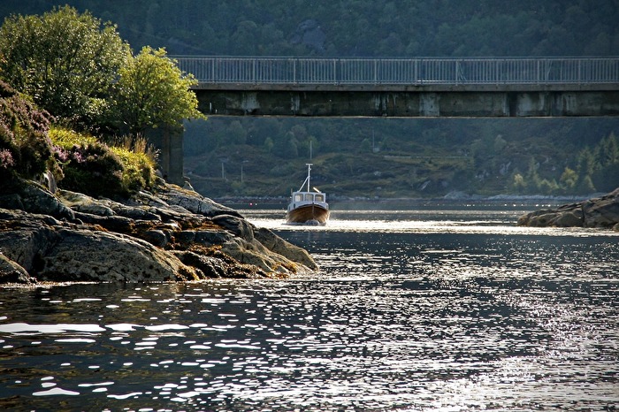 norwegisches Holzboot auf der Heimfahrt