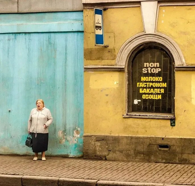 Frau an der Haltestelle in Sankt Petersburg