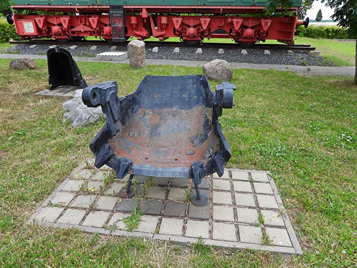 small shovel