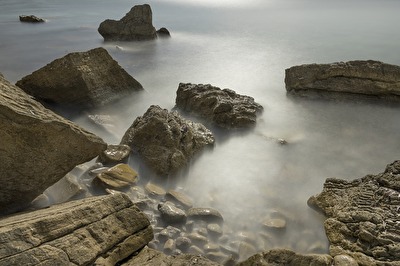 Felsen vom Meer umspült.