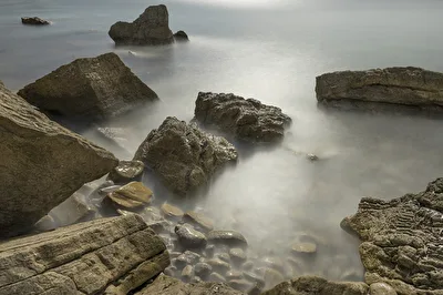 Felsen vom Meer umspült.