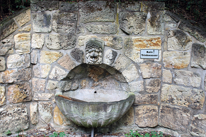 Wasserbecken beim Schloss Goseck